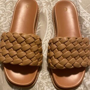 Size 5 women’s slide sandals in tan/brown